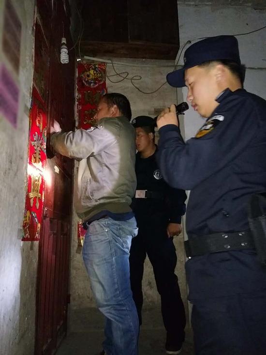 渭南粗心妈妈误将幼女锁家中 民警全城寻开锁师傅开门